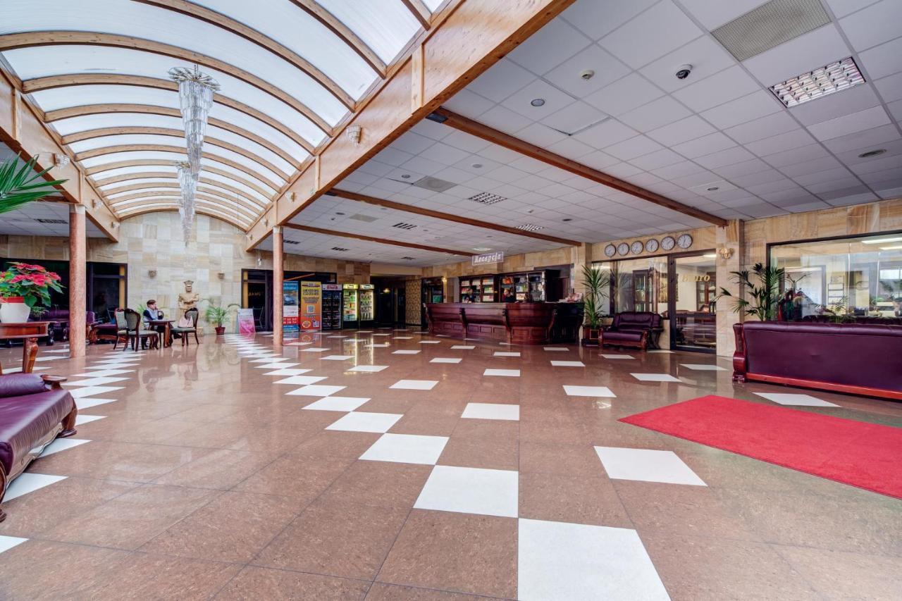Hotel Dobosz Police Bagian luar foto