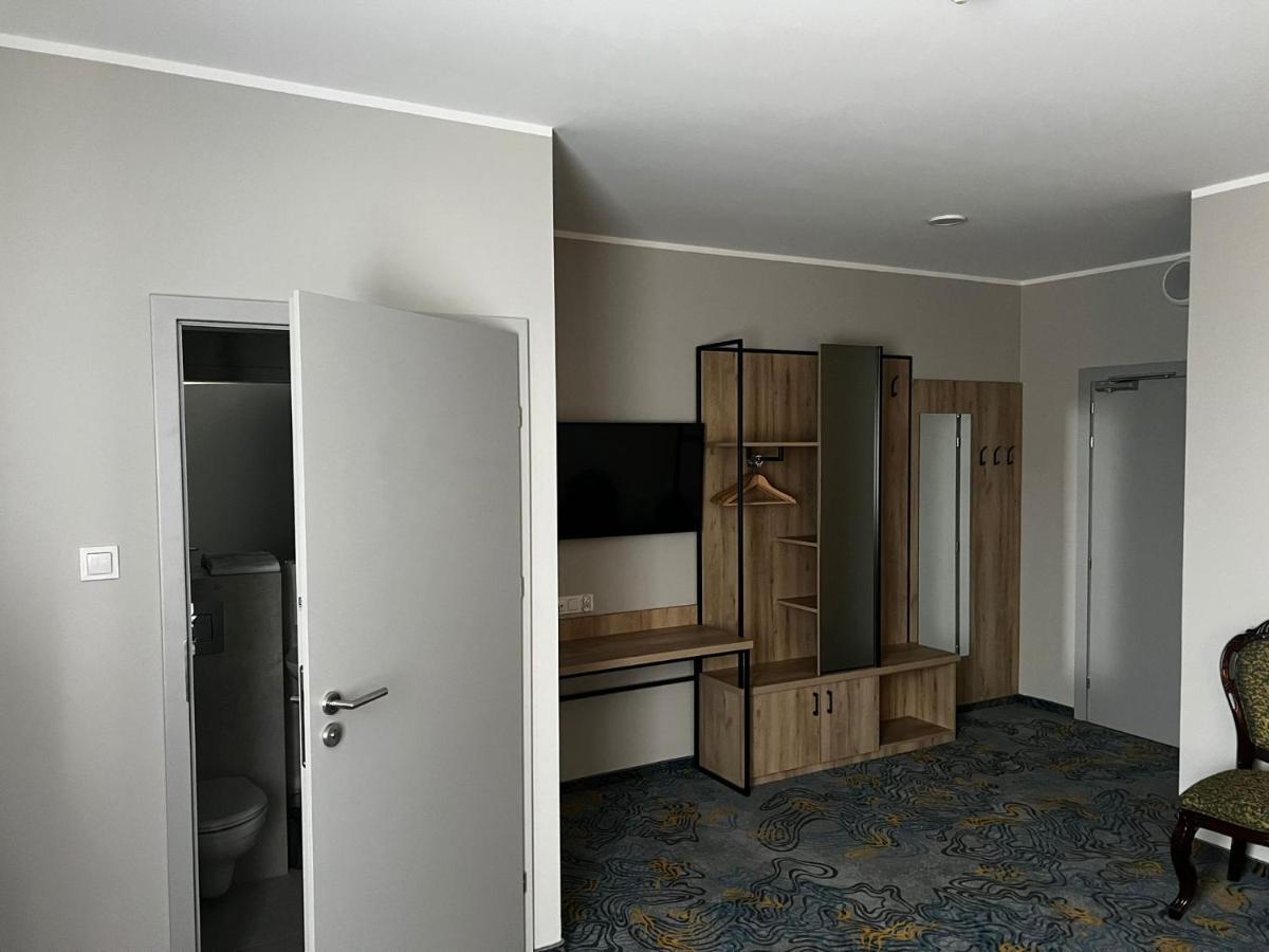 Hotel Dobosz Police Bagian luar foto