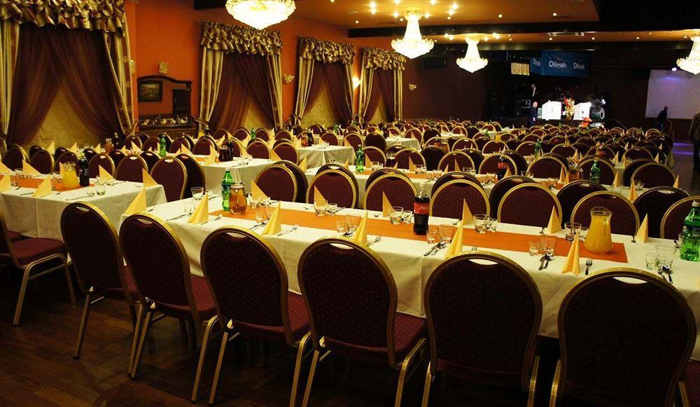 Hotel Dobosz Police Bagian luar foto