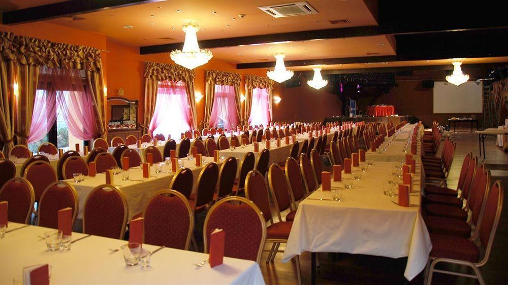 Hotel Dobosz Police Bagian luar foto
