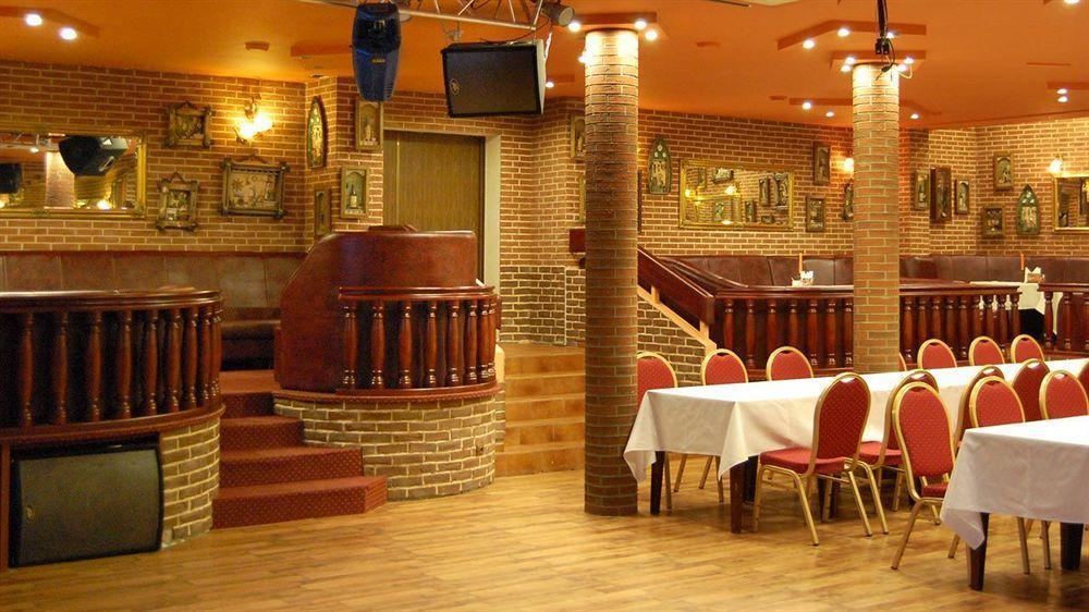 Hotel Dobosz Police Bagian luar foto