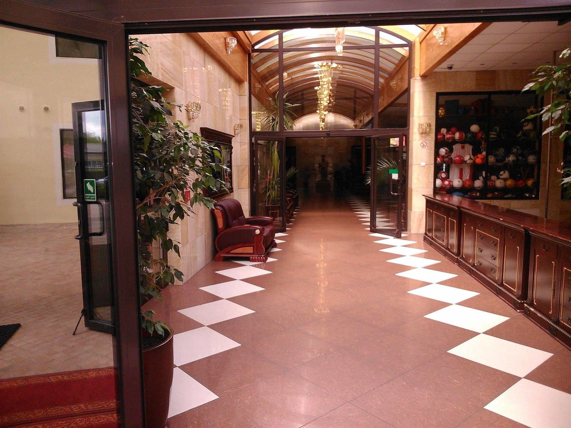 Hotel Dobosz Police Bagian luar foto