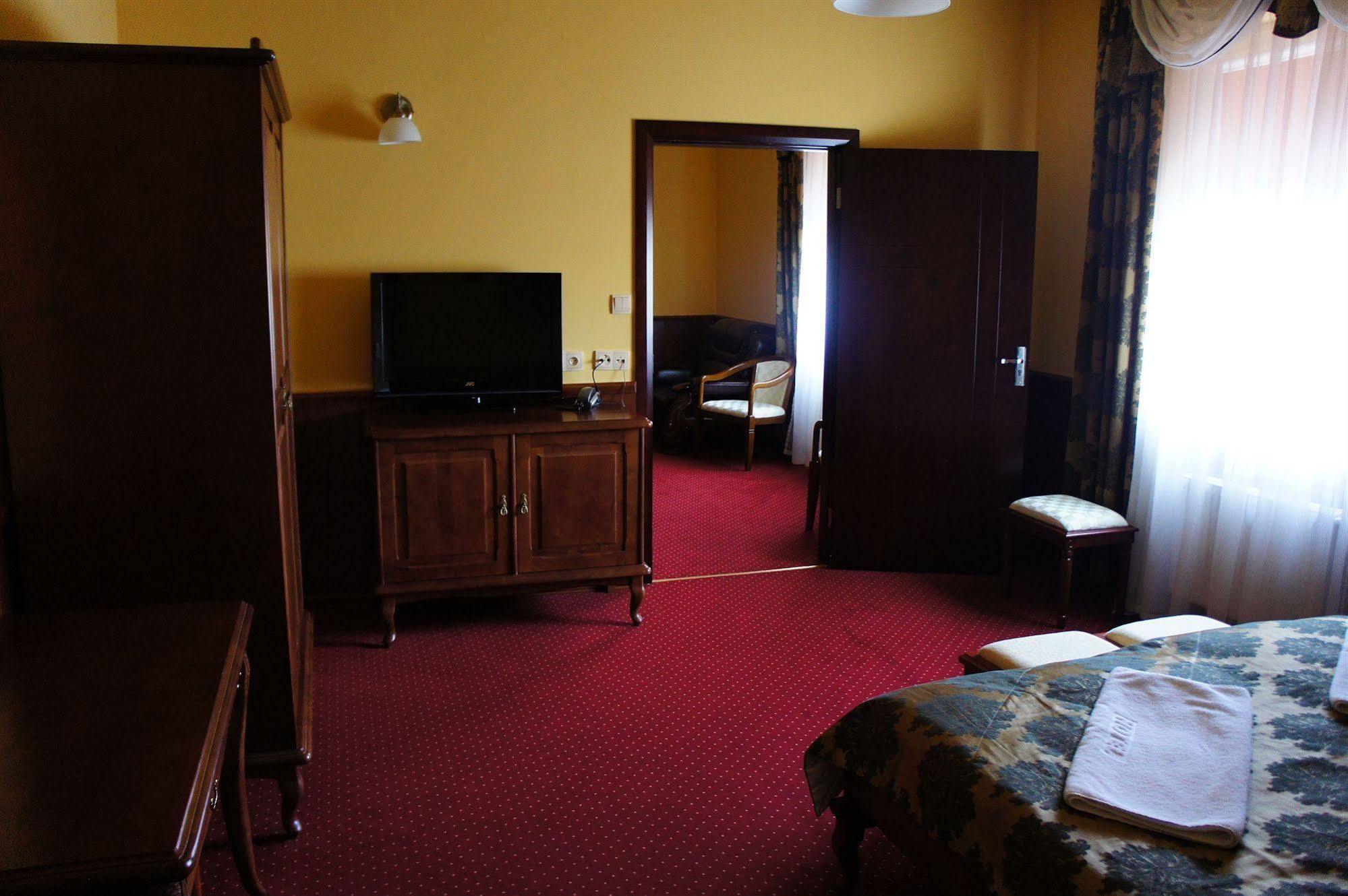 Hotel Dobosz Police Bagian luar foto