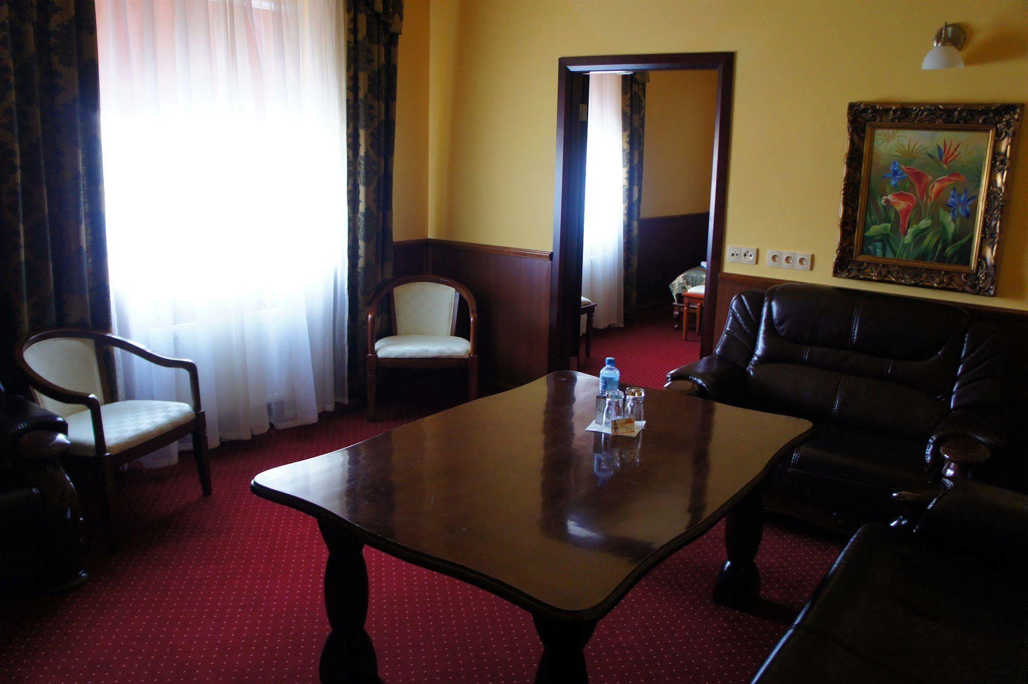 Hotel Dobosz Police Bagian luar foto