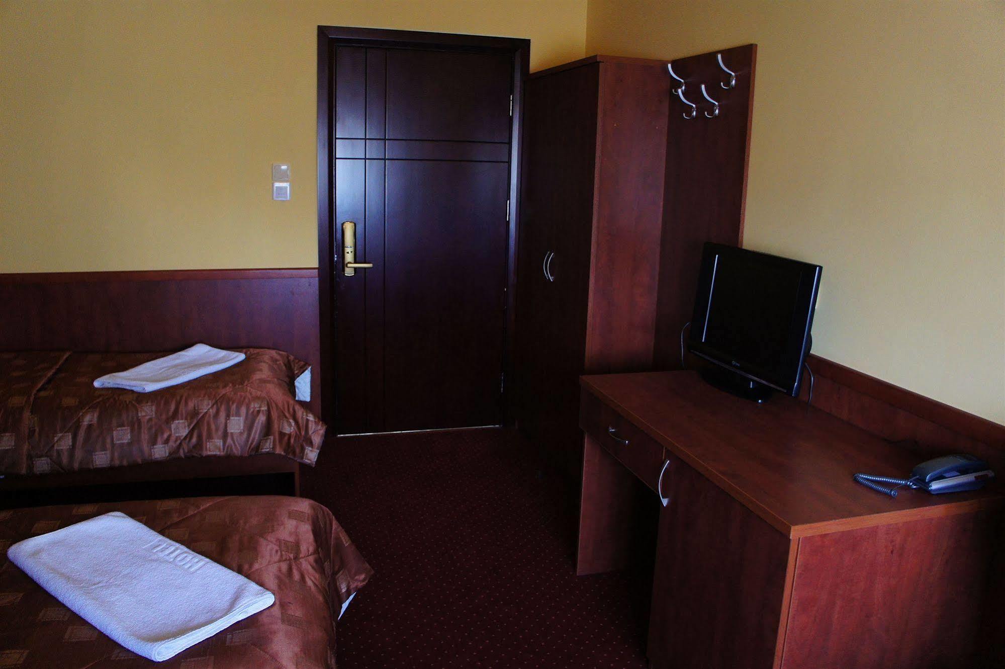 Hotel Dobosz Police Bagian luar foto