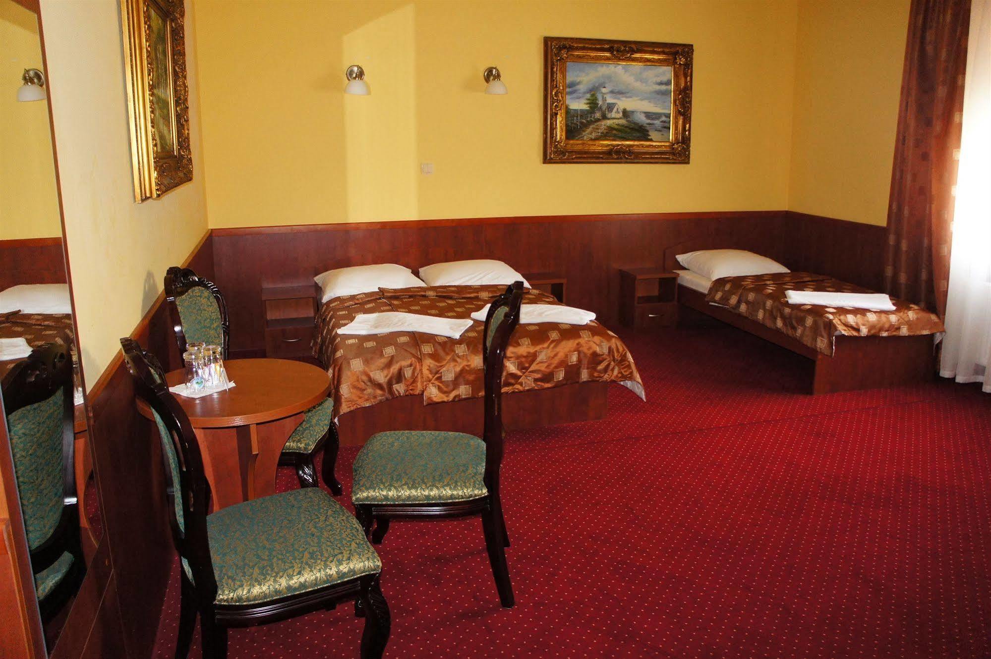 Hotel Dobosz Police Bagian luar foto
