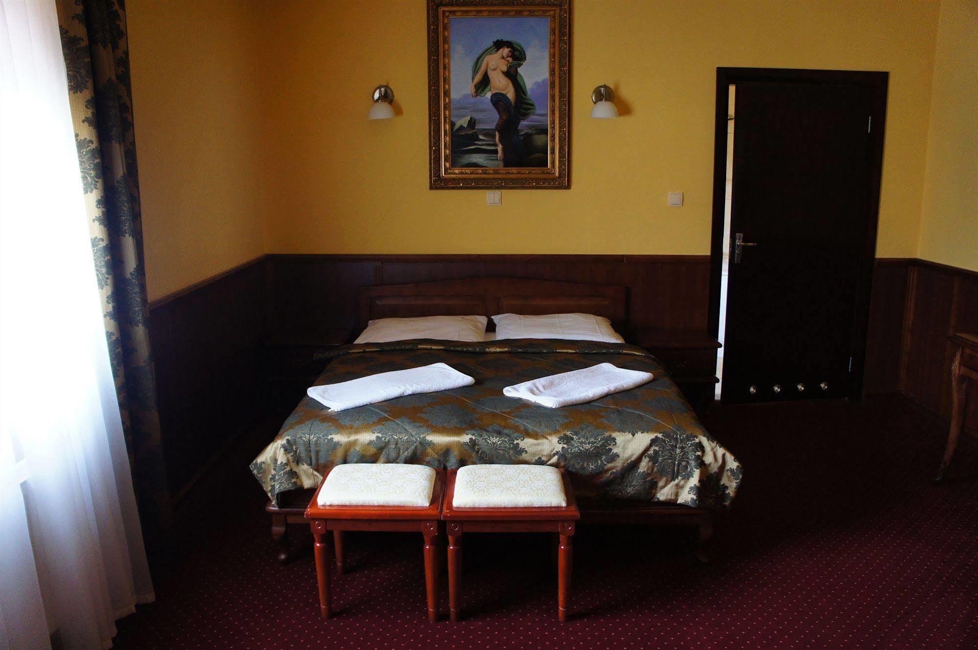 Hotel Dobosz Police Bagian luar foto